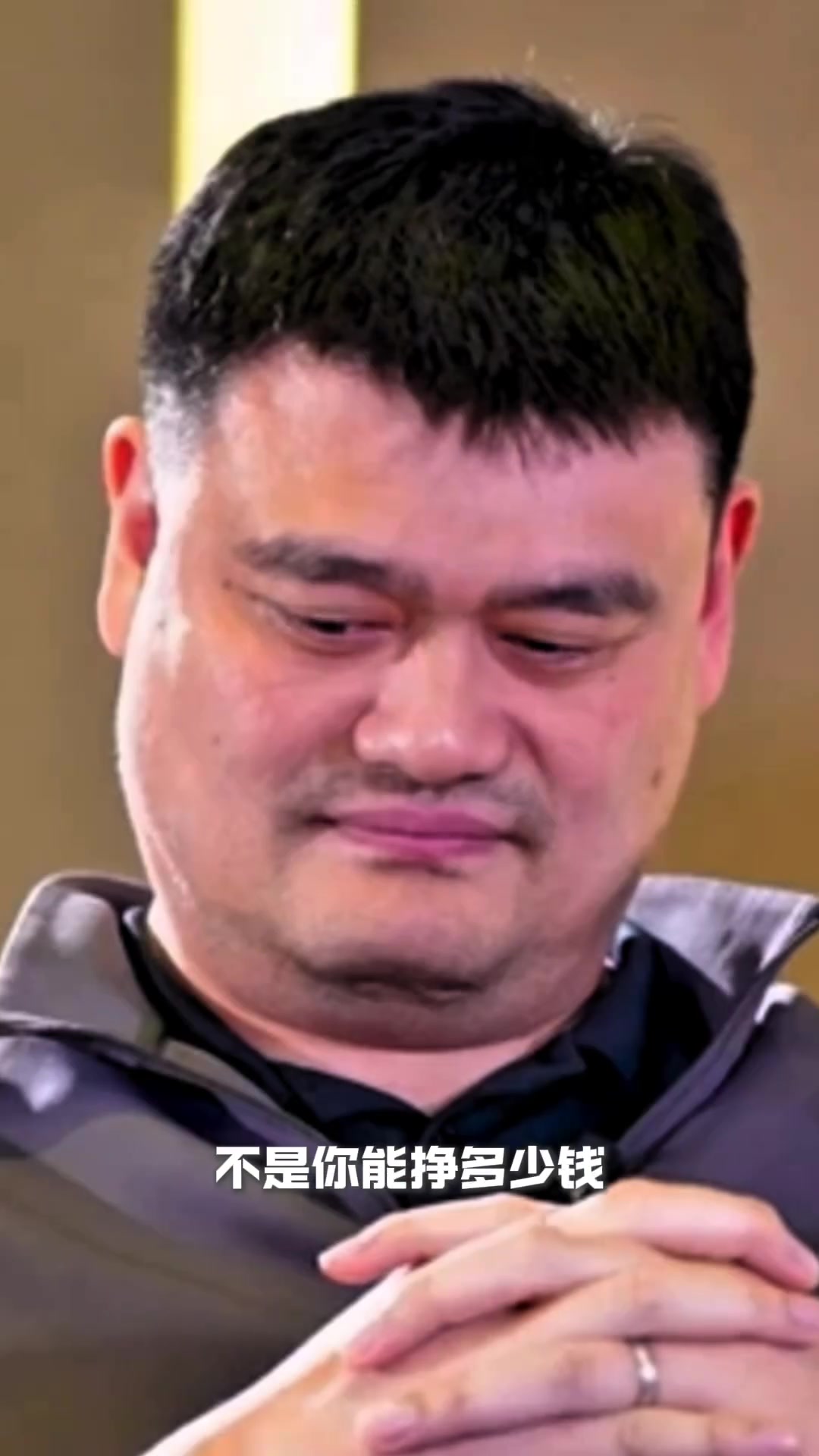 王治郅：現(xiàn)在球員喝口水都看手機(jī)，這不能幫你把球投進(jìn)