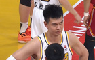山西球迷圍堵廣廈大巴，罵聲大場面驚，CBA需重罰。