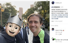 網(wǎng)友杭州偶遇古德溫，獲簽“雷速球王”合影