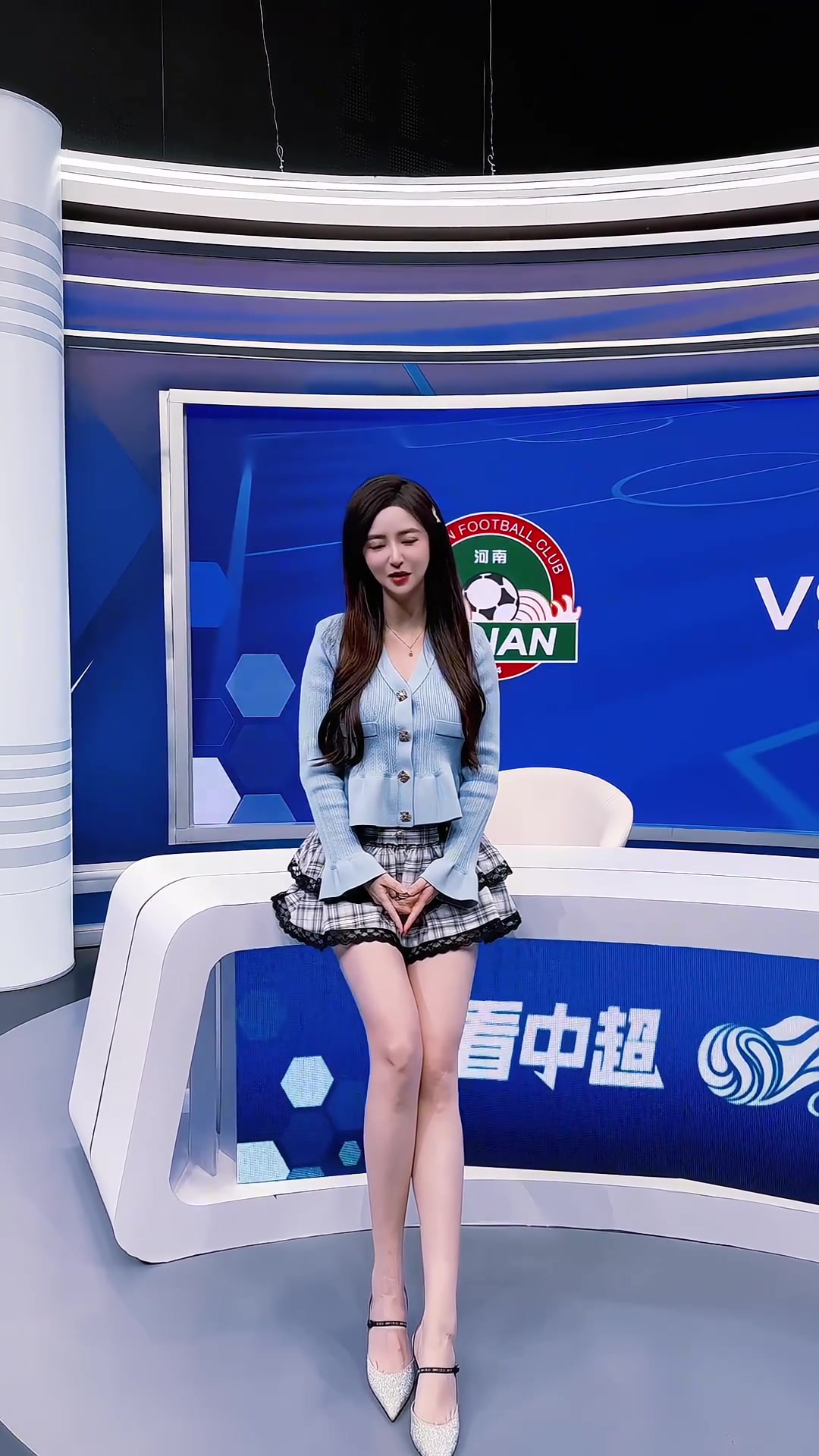 美女主播郭小仙播中超，不過(guò)怎么都聽(tīng)不懂