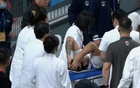 趙睿傷膝倒地，被抬離場(chǎng)