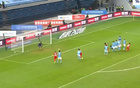 深圳新鵬城半場0-1落后河南，盧卡斯-馬亞破門，葉力江染黃。